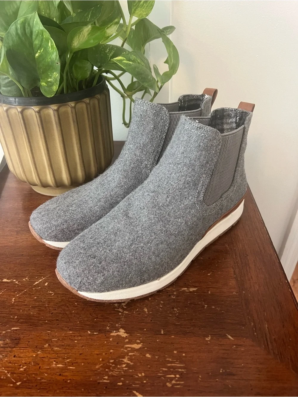 NWOT BOC Born Kara Faux Wool Ankle Chelsea Boots Booties Grey Pull On 8.5M